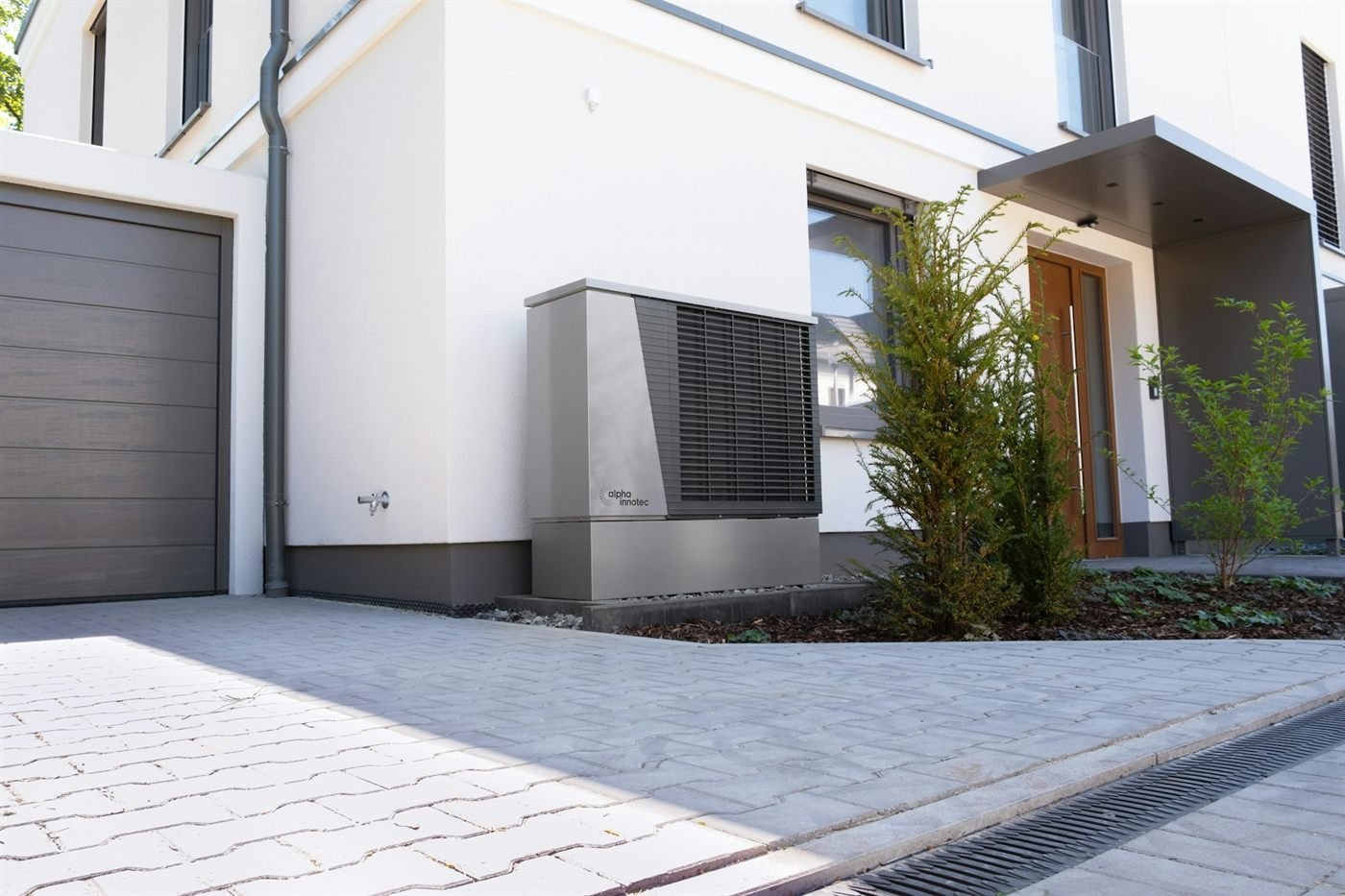 Pompe à chaleur installée devant une maison moderne