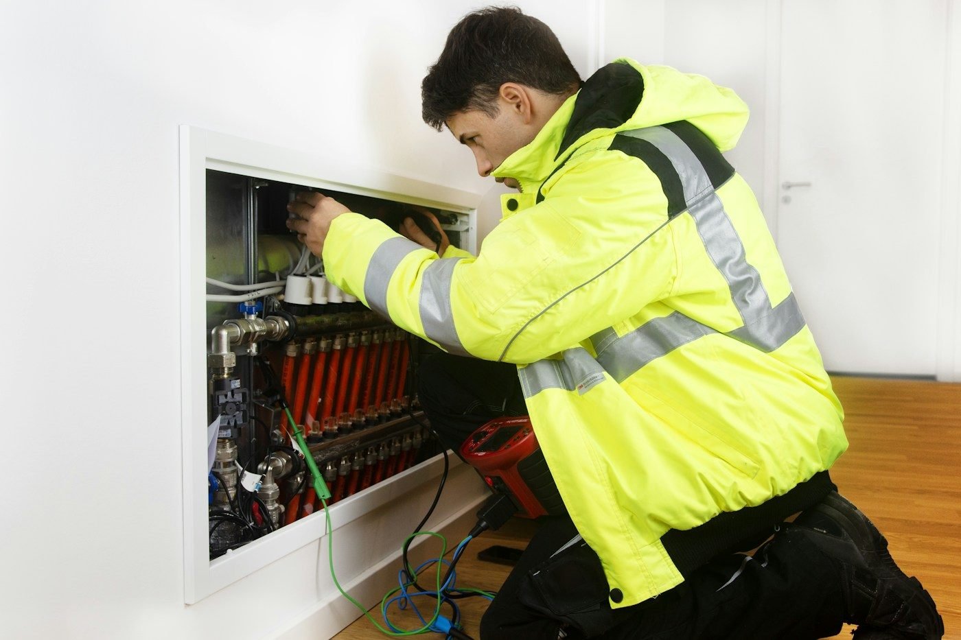 Électricien intervenant sur une installation