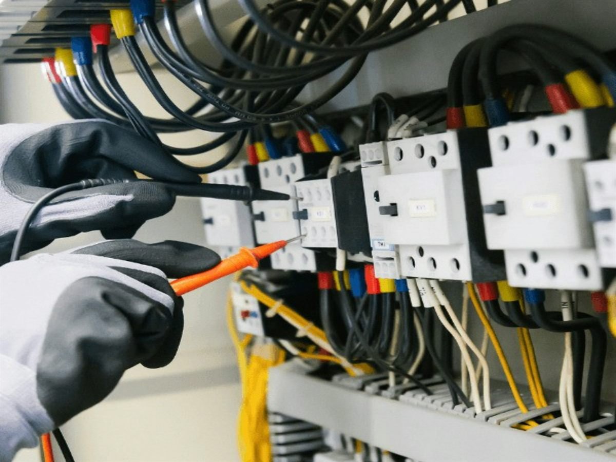Mesure au multimètre dans une armoire électrique