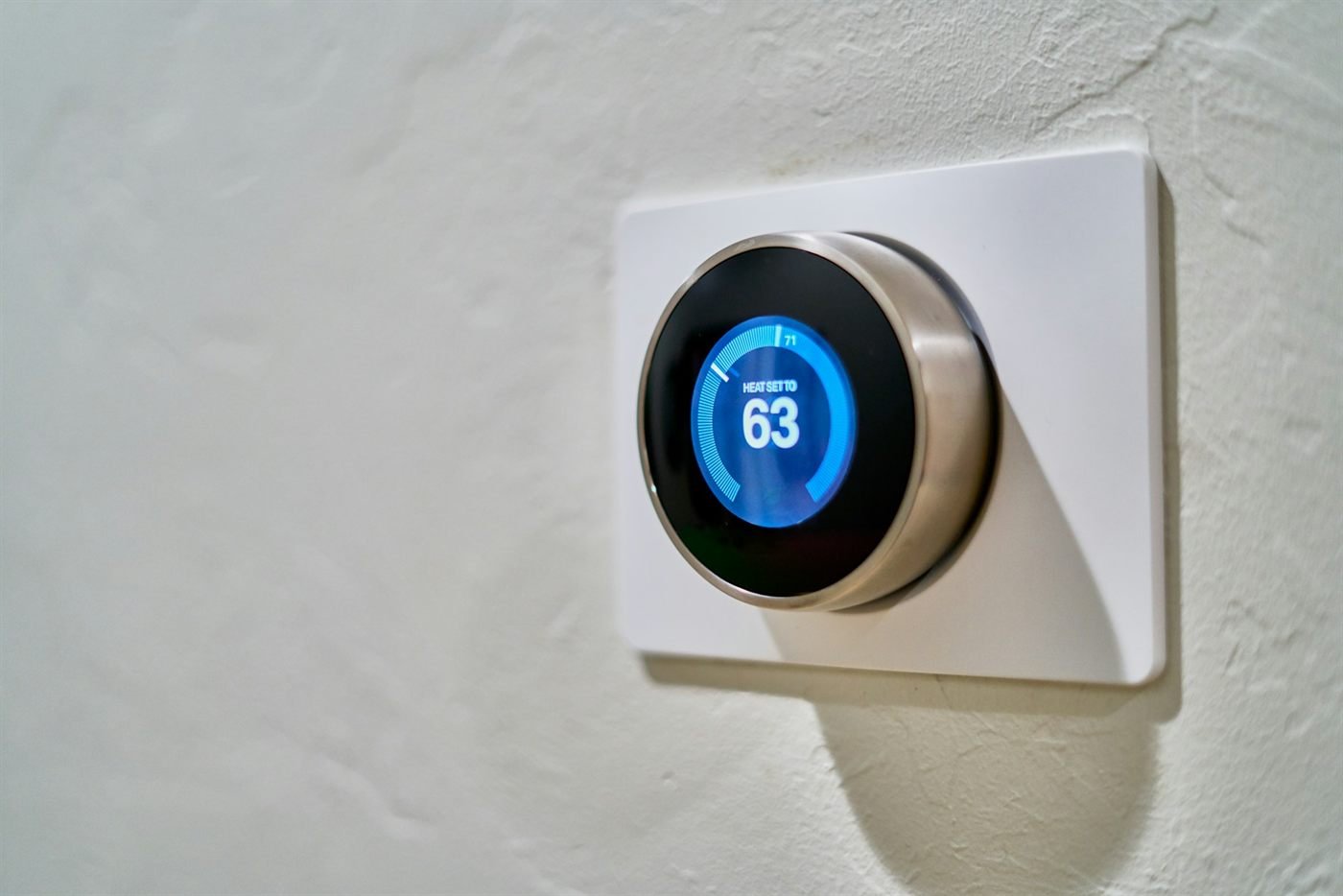 Thermostat connecté au mur